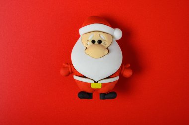 Noel Baba Noel dekoratif bebek kırmızı zemin üzerine