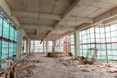 koruma iskelesi ve örgü çevrili bitmemiş bir binanın içinde