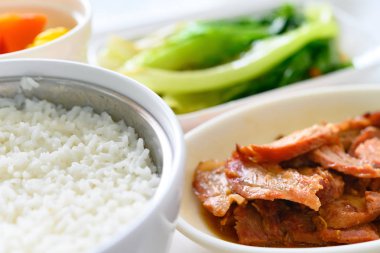 yan görünüm Barbekü domuz ve sebze ve mısır çorbası ve pirinç