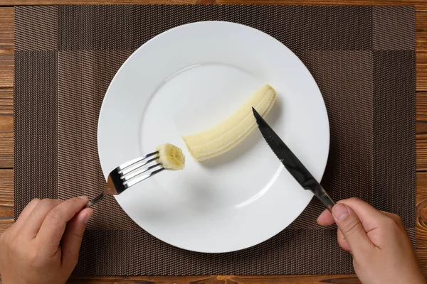 Uomo Vista Dall Alto Mangiare Una Banana Fresca Con Forchetta — Foto Stock