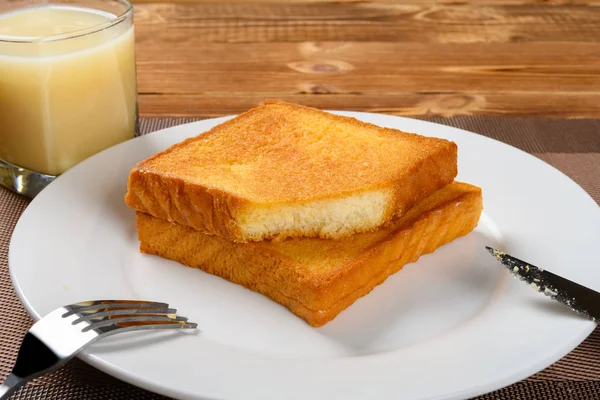 Çatal Bıçak Soya Sütüyle Kızarmış Ekmek Yemek — Stok fotoğraf