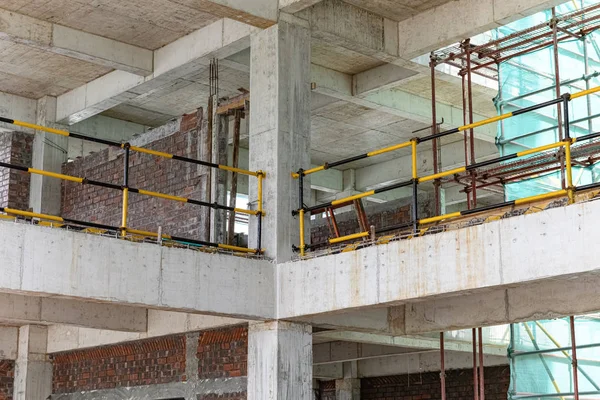 Dentro Edifício Inacabado Com Andaimes Proteção Rede Cercada — Fotografia de Stock