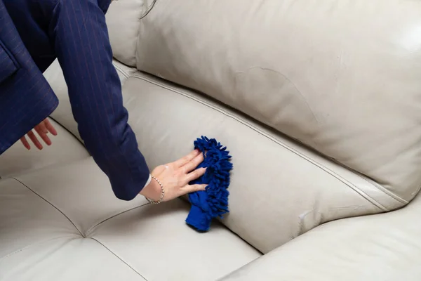 Lady Cleaning Lederen Sofa Met Zeep Spons — Stockfoto