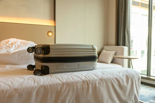 Zilveren Bagage Het Bed Van Een Hotelkamer — Stockfoto