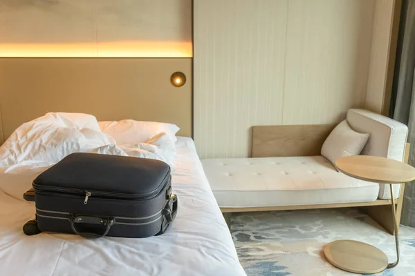 Blaues Gepäck Auf Dem Hotelbett — Stockfoto
