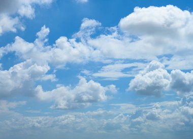 Güzel mavi gökyüzü ve beyaz bulutlar sabah yatay bileşimi