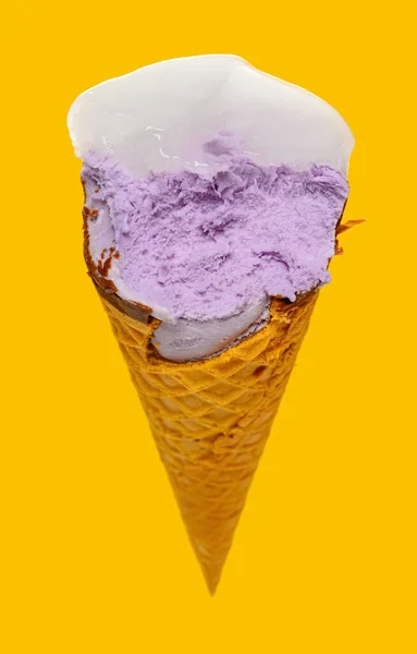角度ビューサツマイモの風味アイスクリームコーン冷凍トップ黄色の背景に一口で — ストック写真