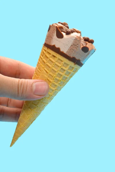 Ruka Drží Čerstvou Čokoládovou Příchuť Zmrzliny Kužel Modrém Pozadí — Stock fotografie