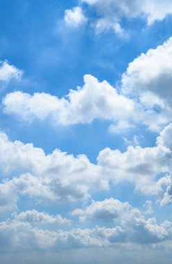 Güzel mavi gökyüzü ve beyaz bulutlar sabah dikey bileşimi