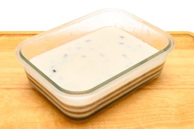 Yan manzara ev yapımı, kırmızı fasulyeli çok katlı kek.