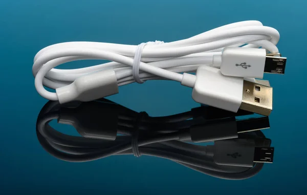 Vit Usb Kabel För Mobil Glas Med Reflektion — Stockfoto