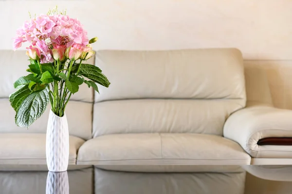 Huis Binnen Met Mooie Bloemen — Stockfoto