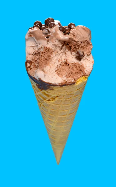 角度表示青の背景にいくつかの一口で新鮮なチョコレート風味のアイスクリームコーン — ストック写真