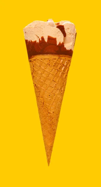 Πλευρά Άποψη Γεύση Του Τσαγιού Γάλα Παγωτό Χωνάκι Κίτρινο Φόντο — Φωτογραφία Αρχείου