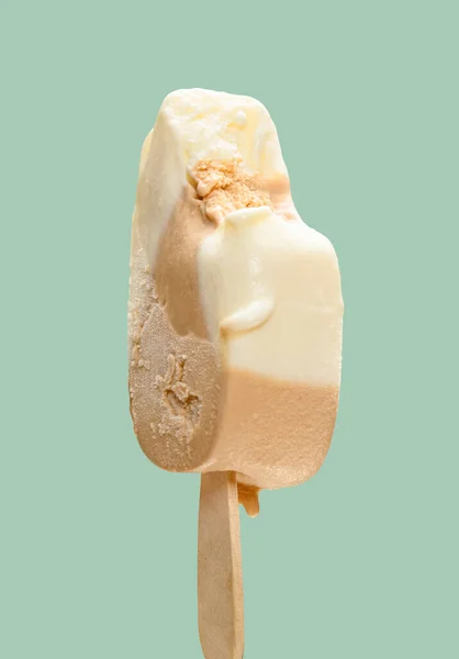 Queso Medio Comido Paleta Sabor Limón Sobre Fondo Verde — Foto de Stock