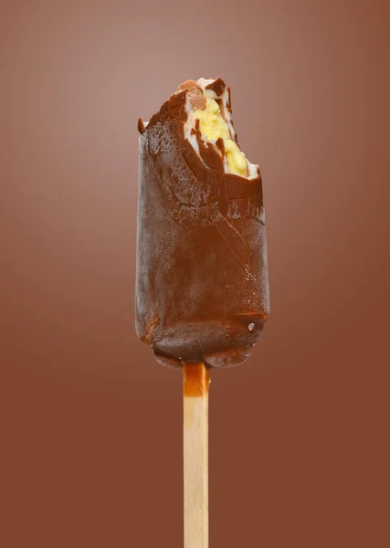 Paleta Exterior Chocolate Fresco Con Algunas Picaduras Sobre Fondo Marrón — Foto de Stock