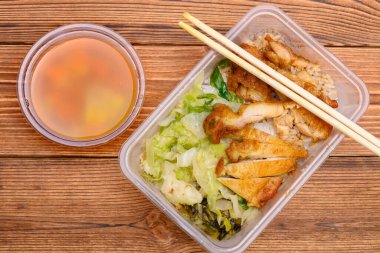 Kızarmış tavuk, pirinç, lahana ve çorba.