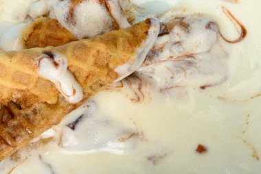 Tamamlanmış dondurmayı kapat.