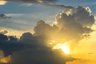 Günbatımında karanlık bulutların ardında güneş