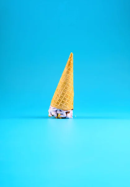 Конус Мороженого Вкусом Сладкого Картофеля Стоит Вверх Ногами Синем Фоне — стоковое фото