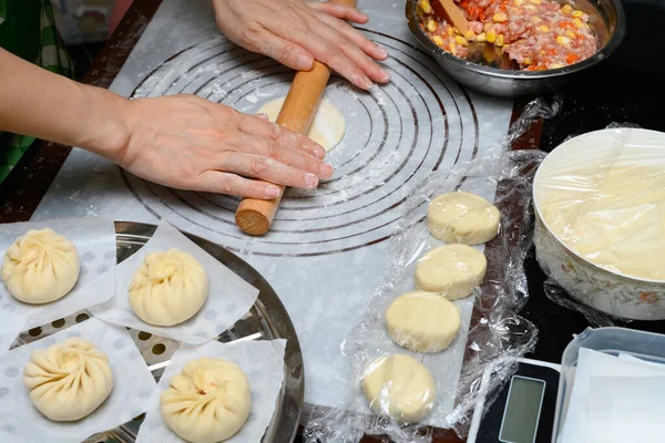 Dame Het Maken Van Traditionele Chinese Broodjes Thuis — Stockfoto
