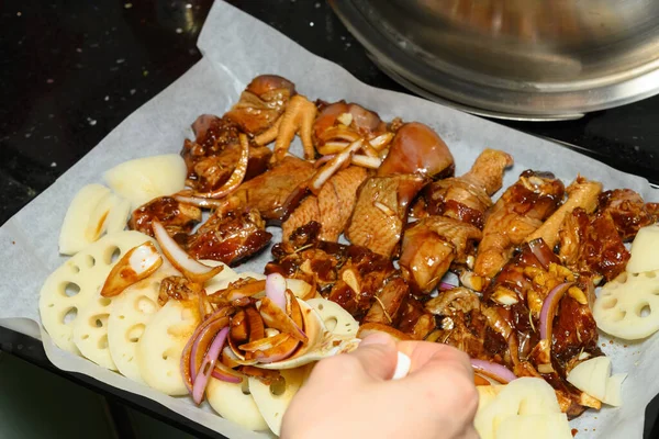 Preparare Carne Pollo Cruda Con Cipolla Patate Cucina — Foto Stock