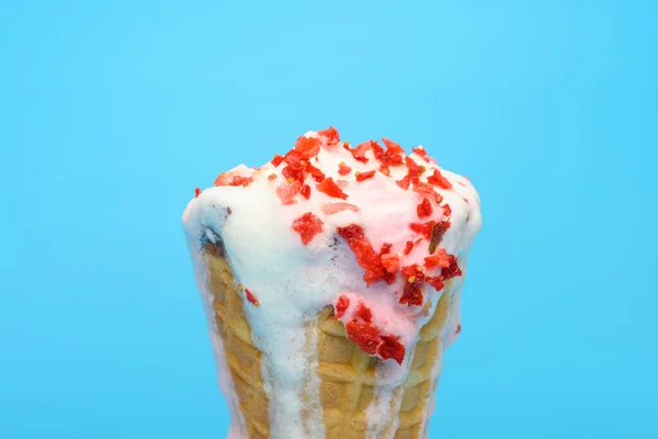 Конус Мороженого Ванильным Клубничным Вкусом Тает Синем Фоне — стоковое фото