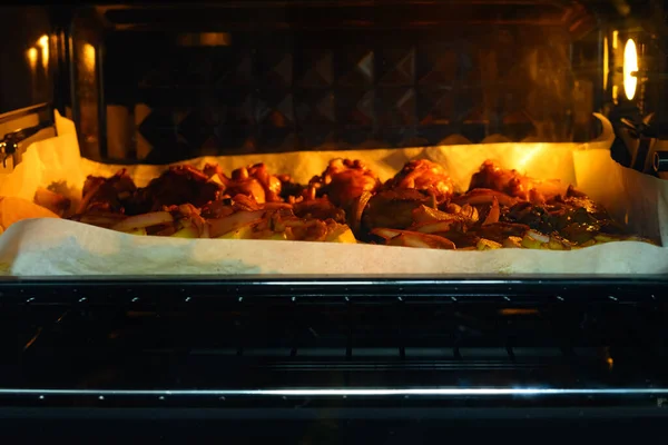 Bakning Kycklingkött Med Lök Och Potatis Ugn — Stockfoto