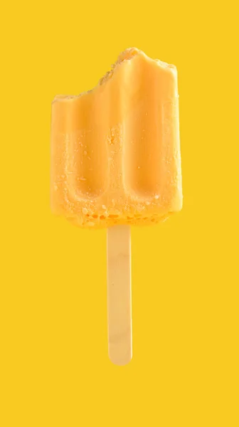 Napůl Snězený Mango Pudink Chuť Nanuk Žlutém Pozadí — Stock fotografie