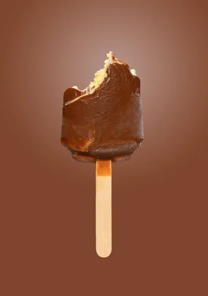 Paleta Exterior Chocolate Medio Comido Sobre Fondo Marrón — Foto de Stock