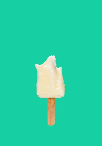 Pół Zjedzone Mleko Shake Loda Zielonym Tle — Zdjęcie stockowe