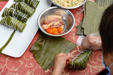 Üst Manzara madam geleneksel Çin Zongzi yapıyor Ejderha Teknesi Festivali için ie DuanWu festivali