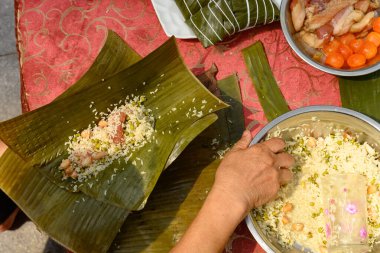 Üst Manzara madam geleneksel Çin Zongzi yapıyor Ejderha Teknesi Festivali için ie DuanWu festivali