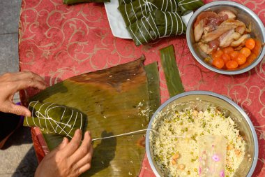 Üst Manzara madam, Ejder Gemisi Festivali için geleneksel Çin Zongzi 'sini paketlemeyi yeni bitirdi.