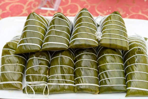 Свежеприготовленные Традиционные Китайские Zongzi Сложены Столе — стоковое фото