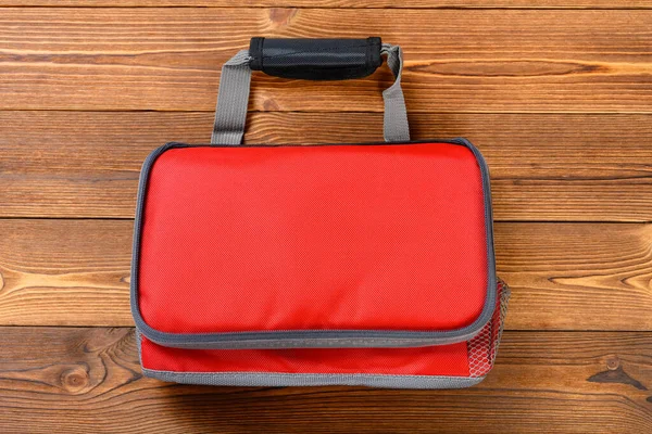 Gefalteter Roter Lunchpaketträger Oder Isolierbeutel Auf Einem Holztisch — Stockfoto