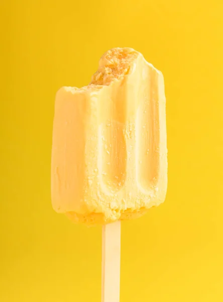 Medio Comido Pudín Mango Sabor Paleta Sobre Fondo Amarillo — Foto de Stock