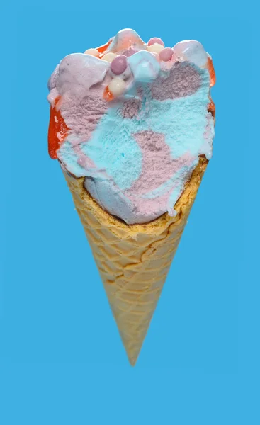 侧视图棉花糖和覆盆子味冰淇淋锥形带蓝色背景咬了几口 — 图库照片