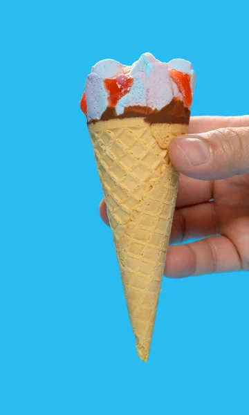Рука Держит Свежий Зефир Малиновый Конус Мороженого Синем Фоне — стоковое фото