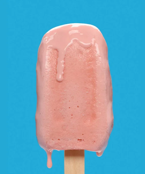 Вишневое Фруктовое Мороженое Тает Голубом Фоне — стоковое фото