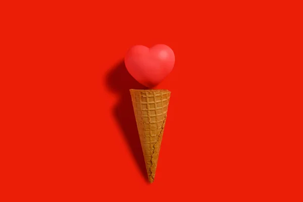Sağlıklı Beslenme Kavramının Kırmızı Arka Planında Kalbi Olan Dondurma Külahı — Stok fotoğraf
