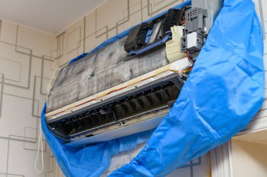 Klimayı kimyasal sıvıyla temizlemek.