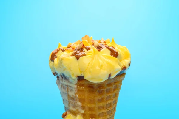 Παγωτό Χωνάκι Γεύση Βατόμουρο Και Τυρί Λιώνει Μπλε Φόντο — Φωτογραφία Αρχείου