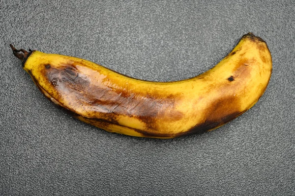 Banana Madura Demais Com Uma Grande Rachadura Fundo Escuro — Fotografia de Stock