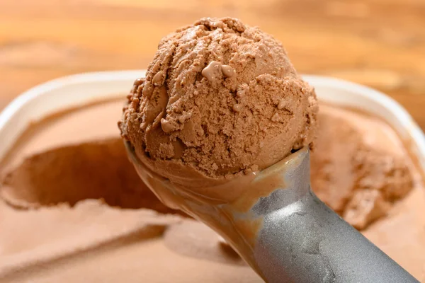 Yan Manzara Kaşığı Bir Kutu Çikolatalı Dondurmadan Dondurma Topunu Çıkarıyor — Stok fotoğraf