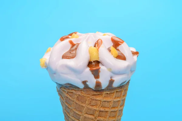Παγωτό Παγωτό Γεύση Γλυκοπατάτας Μια Διαδικασία Τήξης Μπλε Backgroud — Φωτογραφία Αρχείου