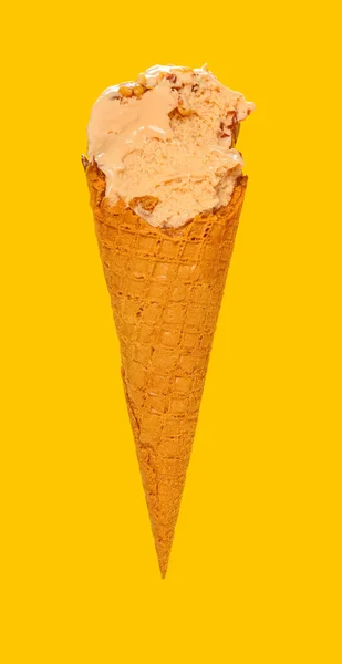 Yan Manzara Sütlü Çay Aromalı Dondurma Külahı Sarı Arka Planda — Stok fotoğraf
