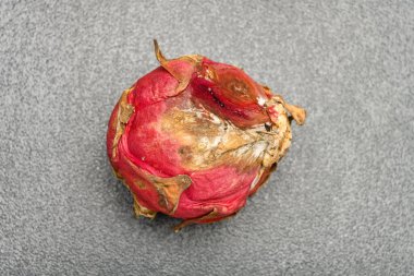 Karanlık bir arka planda olgunlaşmış ejderha meyvesi