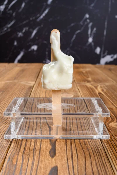 Основном Едят Фруктовое Мороженое Вертикальной Композиции — стоковое фото