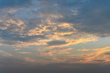 Gün batımında güzel bulutlar